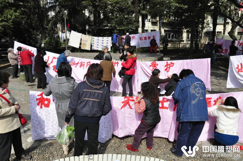 018.社区居民把自己生活中美好的愿望剪成字体亲自缝制在被单上，让一条条普通的被单转化为在艺术品，很多社区居民借此表达了自己对社区建设和美好生活的愿望。.JPG