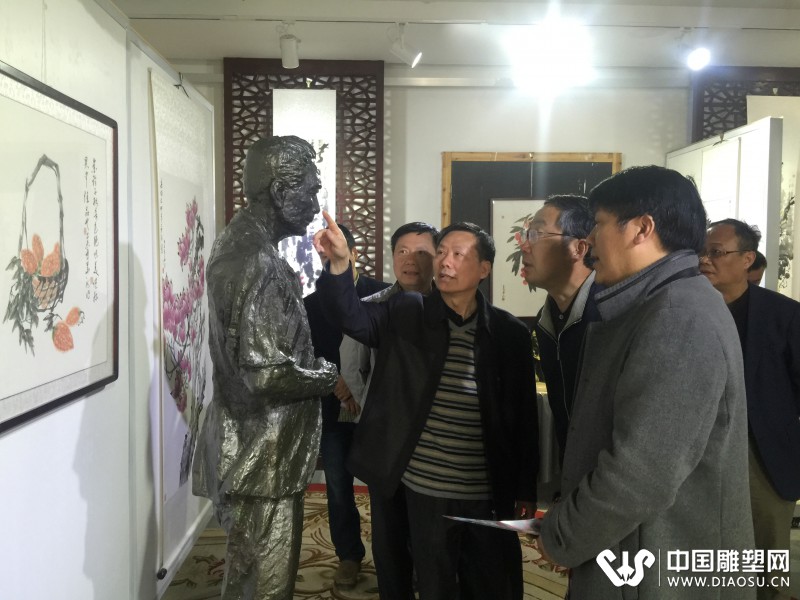 3、华龙宝教授向出席开幕式的领导和嘉宾介绍展出作品.jpg